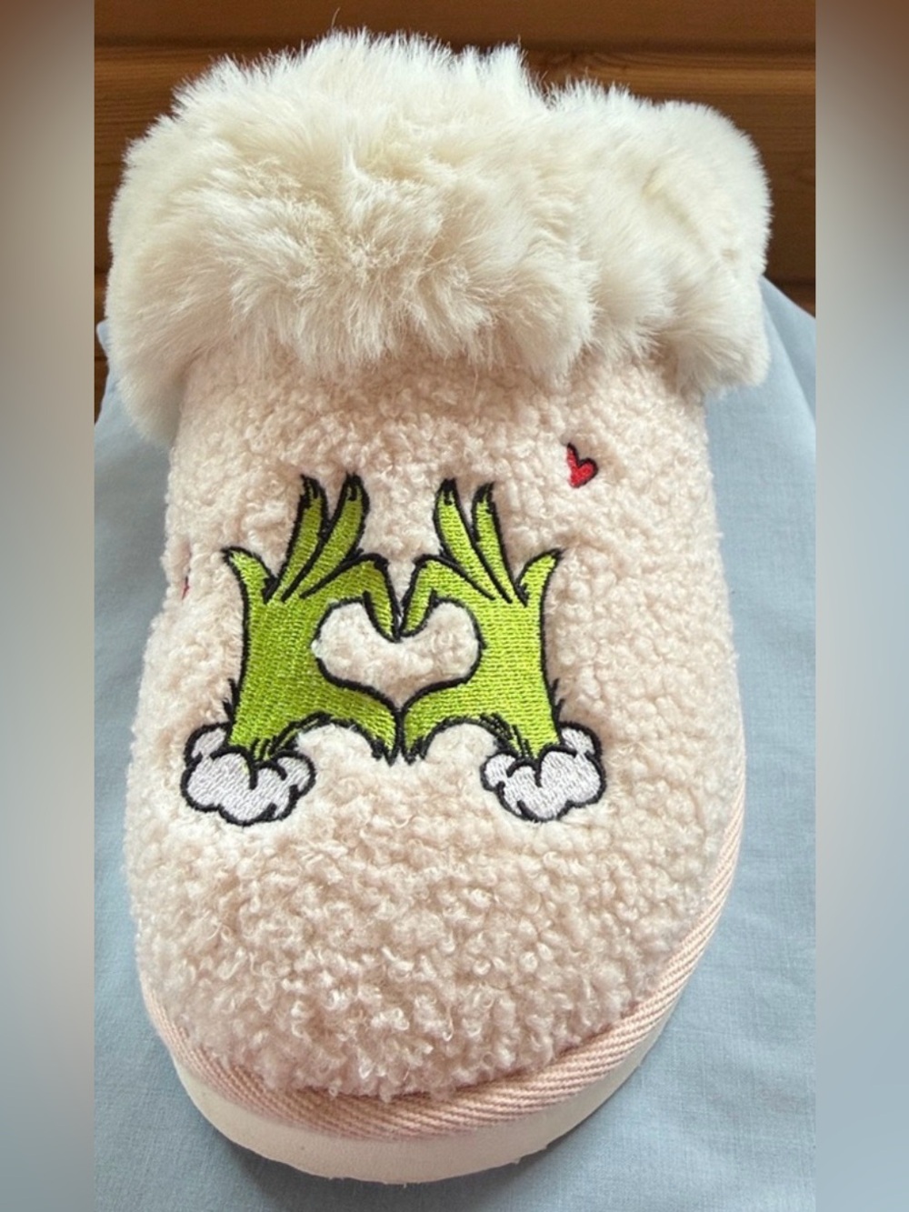 American Eagle Women's Plush Grinch Holiday Slippers in Cream 8 NWOT - Picture 7 of 14